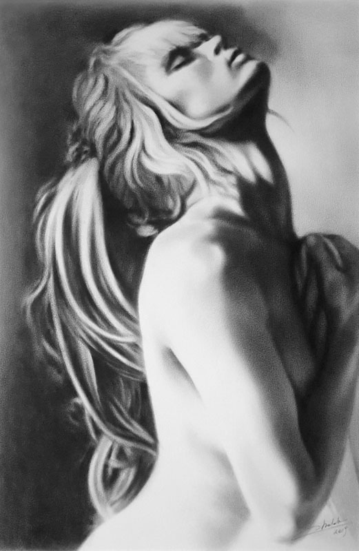 Portrait d'une femme nue avec des cheveux long attachés en queue de cheval.