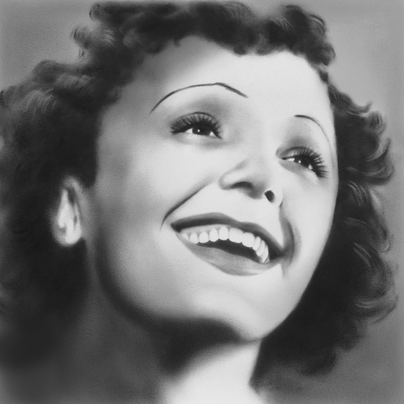 Portrait de près d'Edith Piaf souriante.