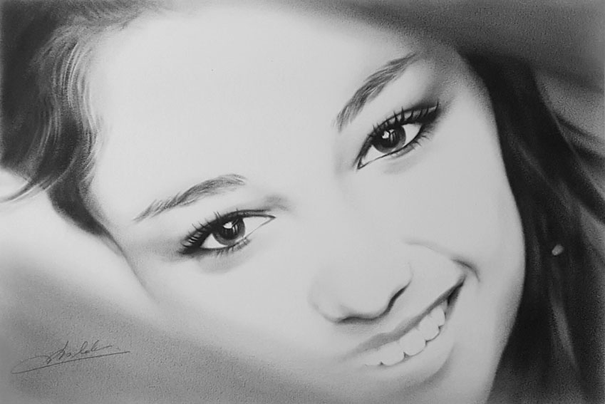 Portrait noir et blanc d'une jeune fille souriante.