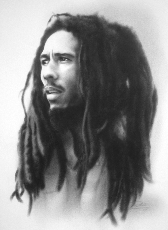 Portrait de Bob Marley, visage de 3/4 avec des longues dreadlocks noirs.