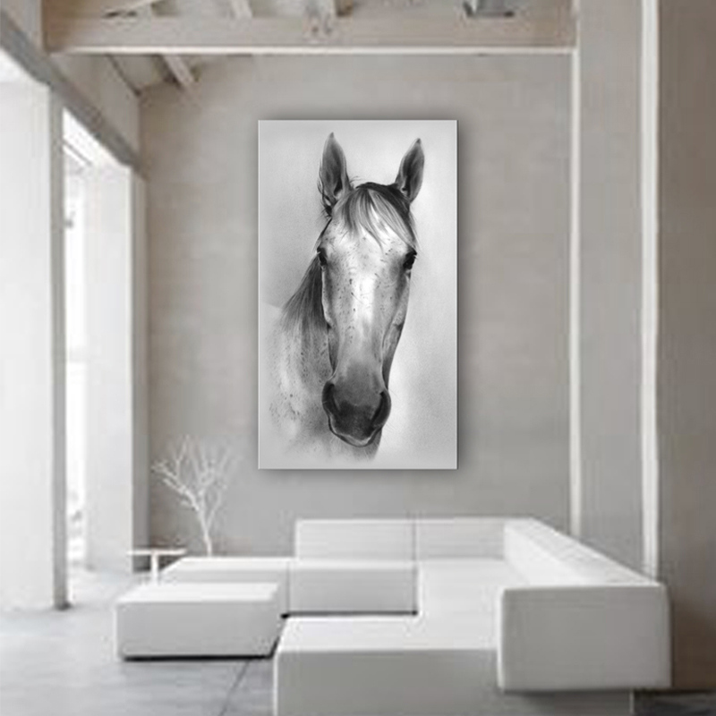 Portrait grand format de cheval clair dans un salon beige minimalist.