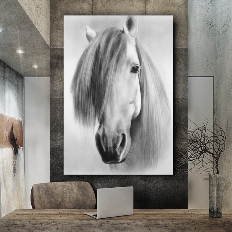 Portrait grand format de cheval avec une longue crinière dans un bureau.