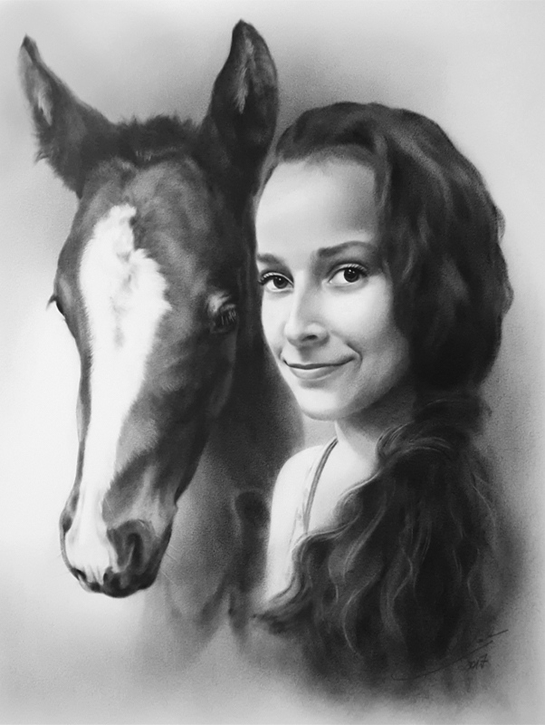 Portrait de poulain avec une fille aux cheveux long.
