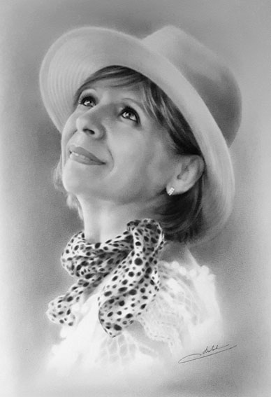 Portrait d'une femme avec un chapeau et foulard.